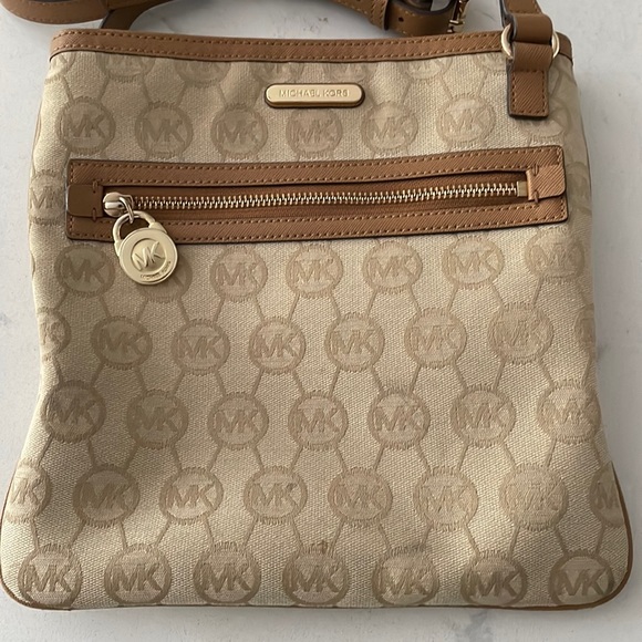 ❌SOLD❌ Michael Kors Women Crossbody Bag- Tan/Gold - Picture 5 of 17